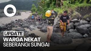 Video: Warga di Lumajang Nekat Seberangi Sungai Usai Jembatan Antardesa Ambruk