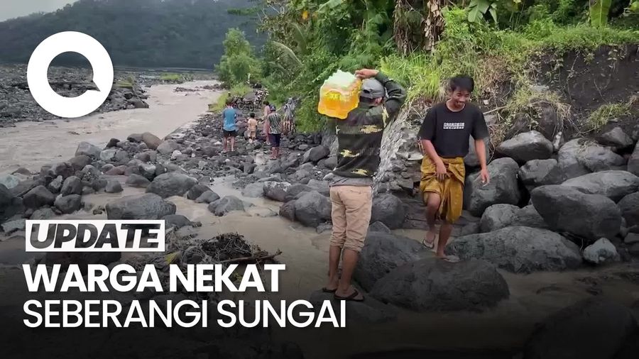 Video: Warga di Lumajang Nekat Seberangi Sungai Usai Jembatan Antardesa Ambruk