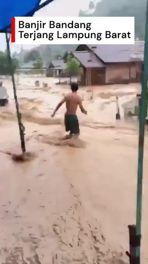 Video: Detik-detik Rumah Terseret Banjir Bandang di Lampung Barat