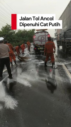 Video: Imbas Kecelakaan Truk, Jalan Tol Ancol Dipenuhi Cat Putih
