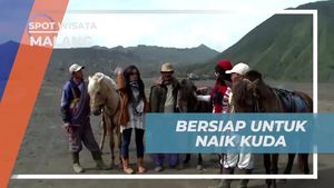 Bersiap Menunggangi Kuda di Tengah Gurun Pasir Pura di Malang  