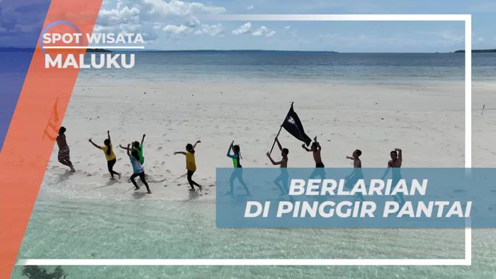 Menikmati Momen Seru Berlarian di Pinggir Pantai Ngurtafur Bersama Warga Maluku  
