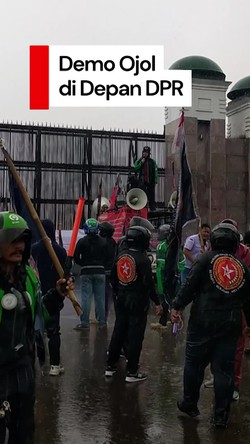 Video: Sejumlah Massa Ojol Mulai Datang ke Depan DPR