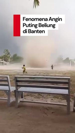 Video: Momen Angin Puting Beliung Terjang Serang Banten, 14 Rumah Rusak
