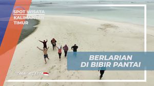 Berlarian dan Bermain di Bibir Pantai Pulau Segajah bersama Warga Kalimantan Timur  