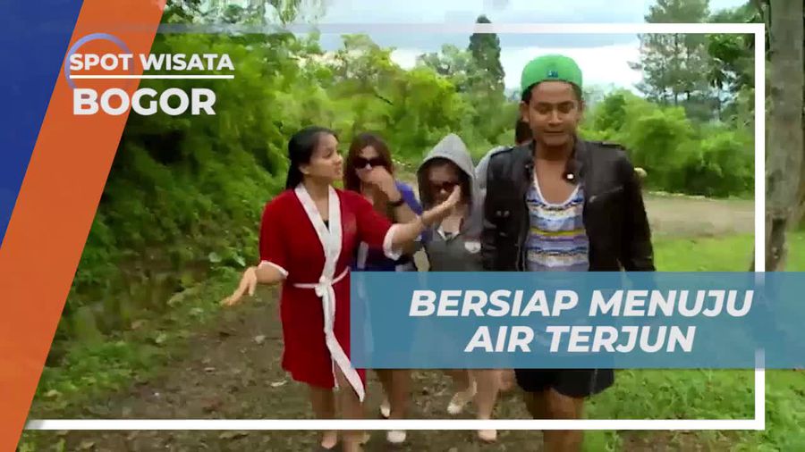 Bersiap dan Menikmati Perjalanan Menuju Air Terjun di Bogor dengan Kostum Unik  