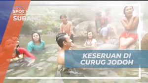 Menyanyi dan Menikmati Suasana Ramai di Curug Jodoh, Subang  