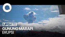 Video: Gunung Marapi Erupsi Disertai Suara Dentuman Keras Sore Ini