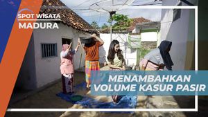 Menambah Volume Kasur Pasir dengan Kebersamaan Warga di Madura