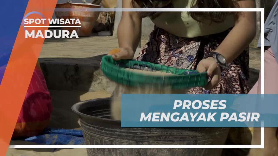 Menggotong Pasir Bersih dan Halus untuk Menambah Kenyamanan Tidur di Madura