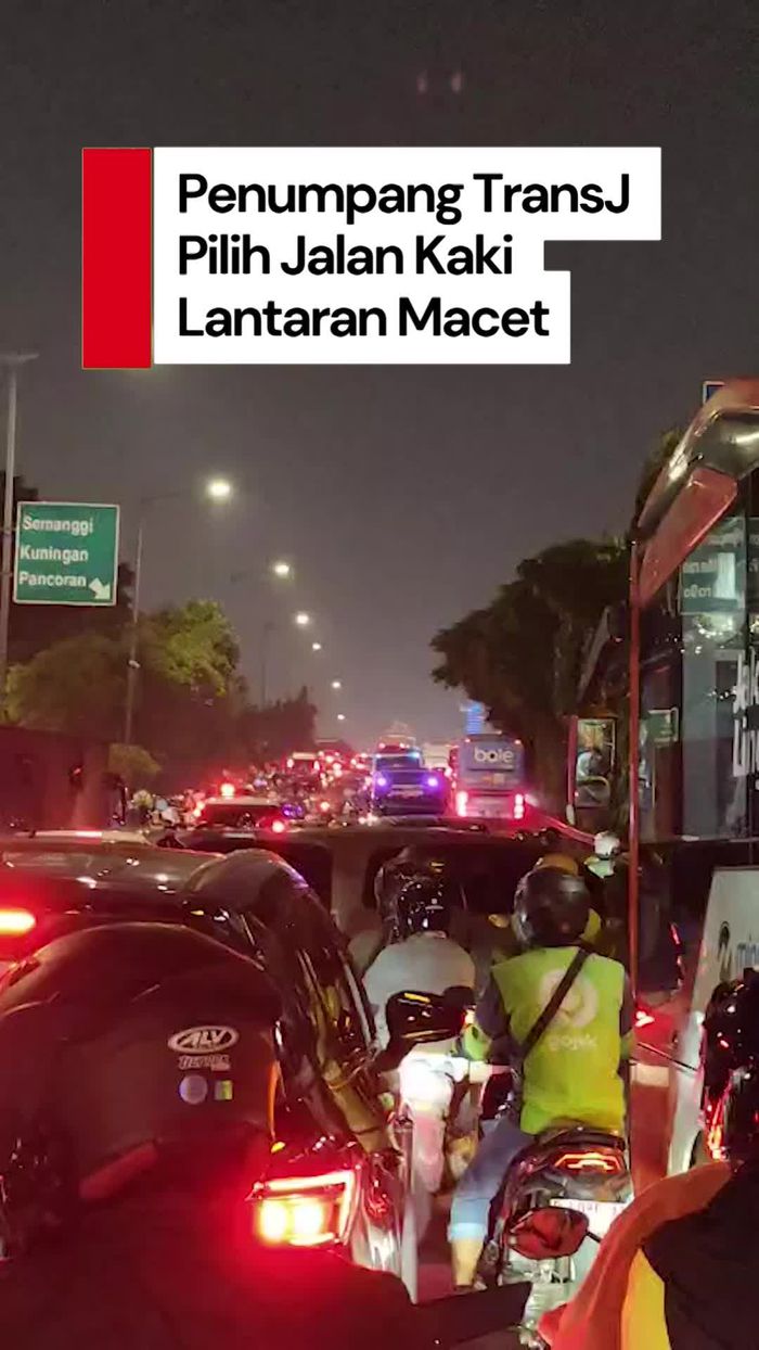 Video: Momen Penumpang TJ Pilih Jalan Kaki Buntut Macet Parah di Slipi