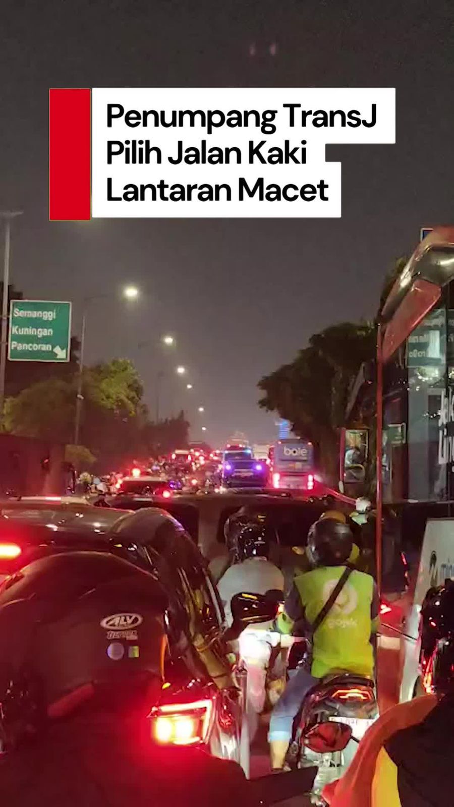 Video: Momen Penumpang TJ Pilih Jalan Kaki Buntut Macet Parah di Slipi Video: Momen Penumpang TJ Pilih Jalan Kaki Buntut Macet Parah di Slipi