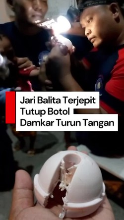 Video: Momen Damkar Evakuasi Jari Balita Terjepit Tutup Botol di Lamongan