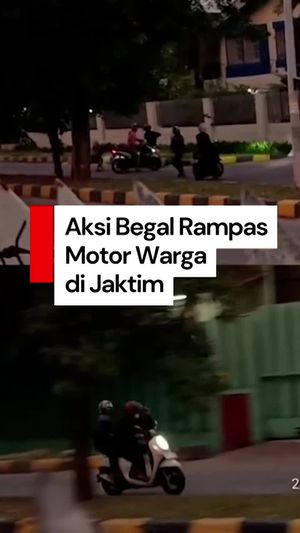 Video: Detik-detik Komplotan Begal Bersajam Rampas Motor Warga di Jaktim