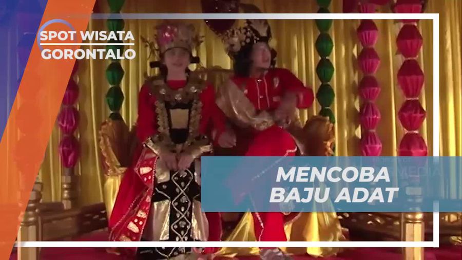 Mencoba Baju Adat Khas Gorontalo di Pelaminan
