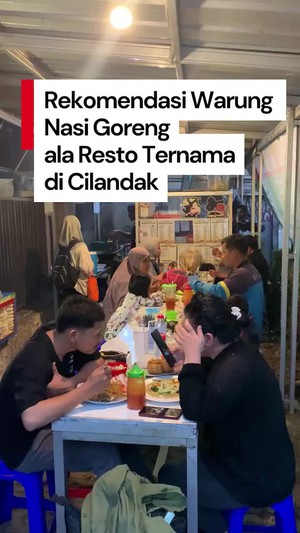 Video: Lezatnya Warung Nasi Goreng Pak Dhe ala Restoran Ternama