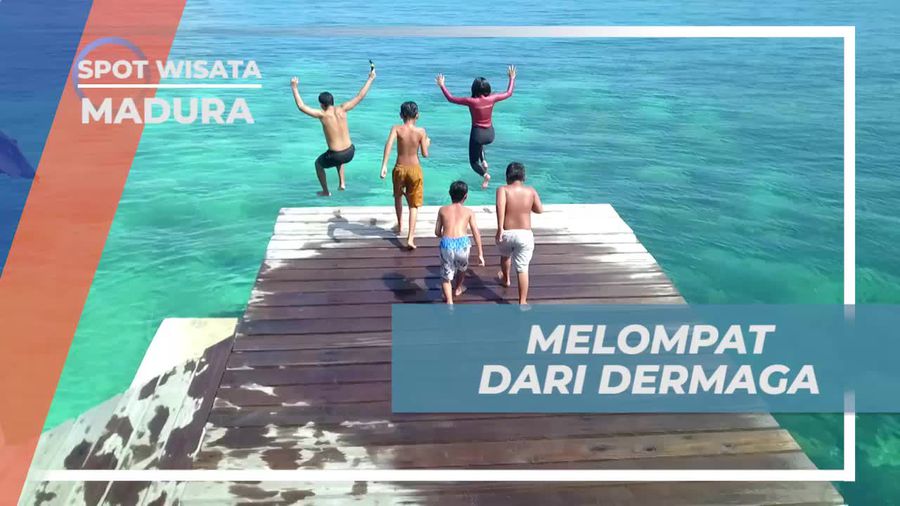 Melompat Gembira dari Dermaga ke Laut di Gili Labak, Madura