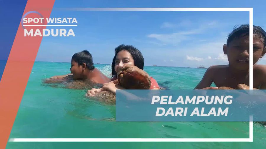 Bersenang-senang Menggunakan Pelampung Alami di Gili Labak, Madura