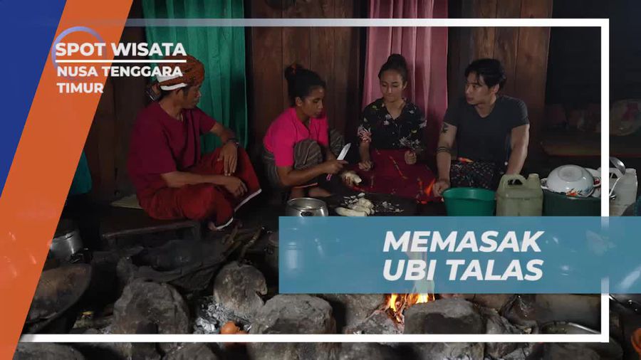 Memasak Ubi Talas Khas Desa Waerebo Setelah Mengambil Air di Wae Voang, Nusa Tenggara Timur