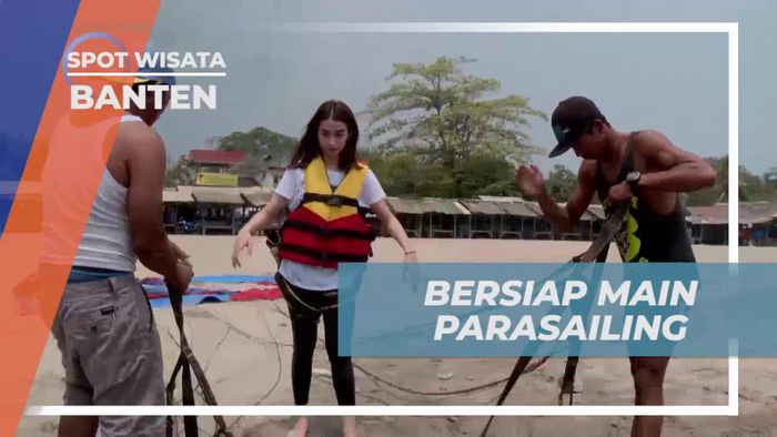 Bersiap Menikmati Keseruan Parasailing dan Melihat Pemandangan Laut dari Atas di Anyer, Banten