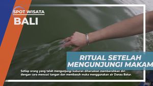 Melakukan Ritual Setelah Mengunjungi Makam di Terunyan, Bali