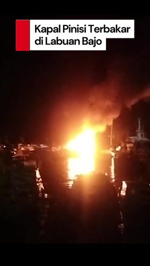 Video: Kapal Pinisi di Labuan Bajo Terbakar saat Mengisi BBM
