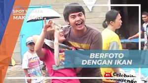 Berfoto dengan Ikan di Pasar Ikan, Makassar