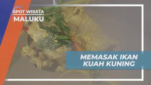 Memasak Ikan Kuah Kuning Khas Morotai di Maluku