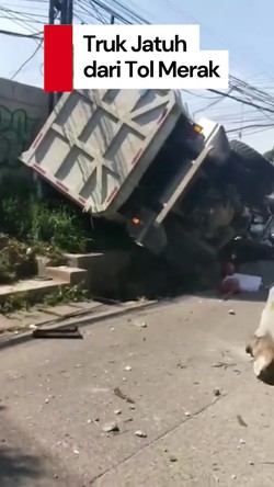 Video: Truk Terjun Bebas dari Tol Merak, Timpa Kendaraan-Tukang Parkir