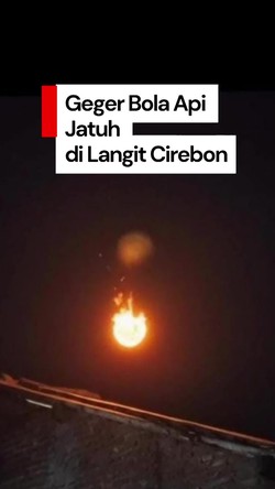 Video: Detik-detik Bola Api dan Dentuman Keras Jatuh di Langit Cirebon