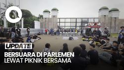 Video Demo Bak Piknik, Mahasiswa Baca Novel hingga Mancing di DPR