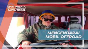 Mengendarai Mobil Offroad di Pasir Berbisik, Jawa Timur