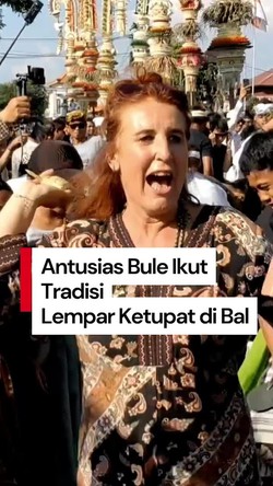 Video Aksi Bule Lempar Ketupat di Tradisi Siat Tipat Bantal