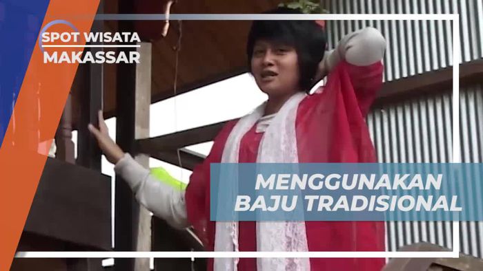 Menggunakan Baju Tradisional di Makassar