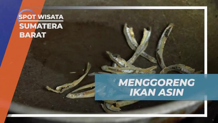 Menggoreng Ikan Asin untuk Kuliner Khas di Nagari Sungai Pinang, Sumatera Barat