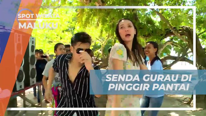 Bercanda dan Bersenda Gurau dengan Warga di Pinggir Pantai Liang, Maluku