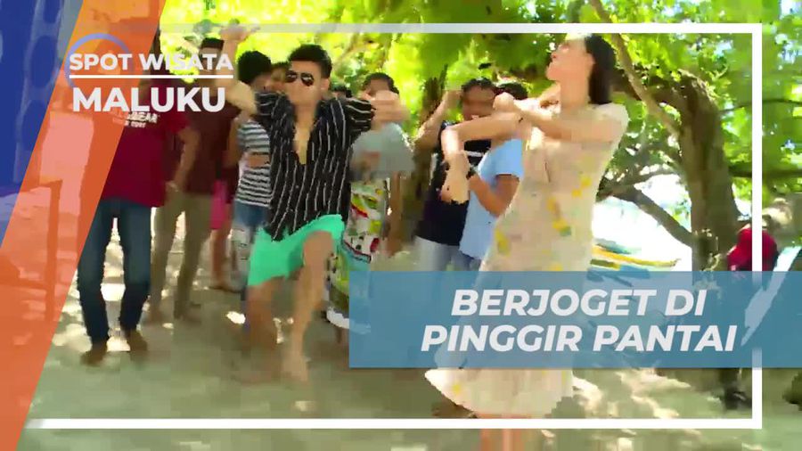 Bergoyang Ceria Di Pinggir Pantai Liang, Maluku
