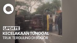 Video: Truk Terguling di Bogor, Diduga Sopir Hilang Fokus di Turunan