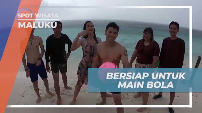 Bersiap untuk Keseruan Bermain Bola di Pulau Molana, Maluku