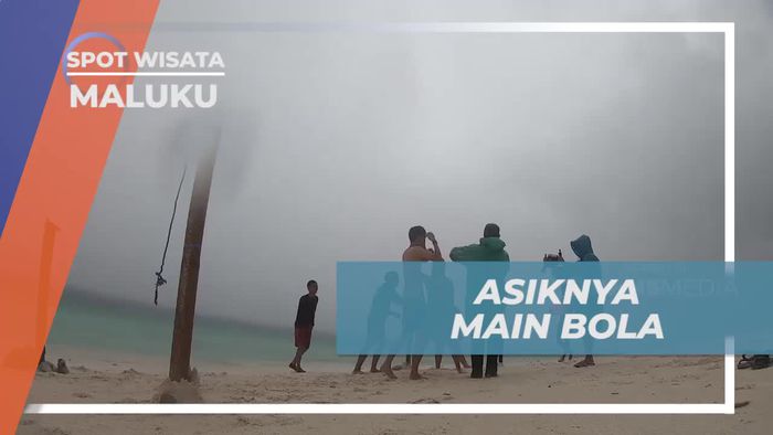 Asiknya Bermain Bola di Pantai Molana, Maluku