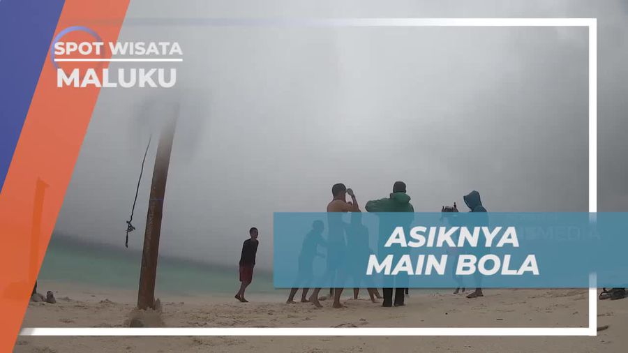 Asiknya Bermain Bola di Pantai Molana, Maluku