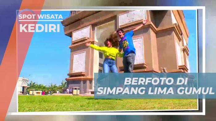 Bermain Ceria Sambil Berfoto di Simpang Lima Gumul, Kediri