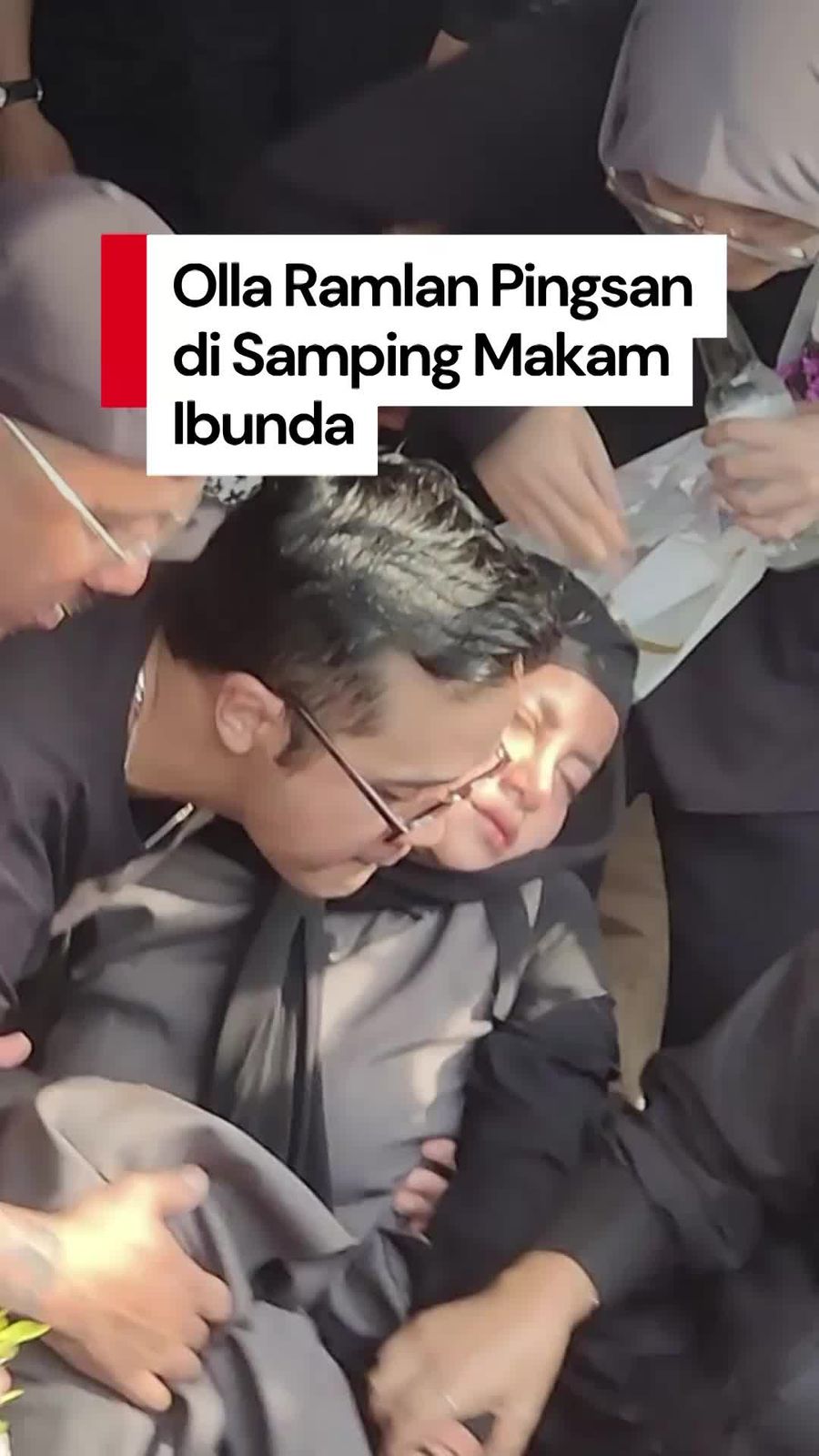 Video: Momen Olla Ramlan Pingsan saat Prosesi Pemakaman Ibunda