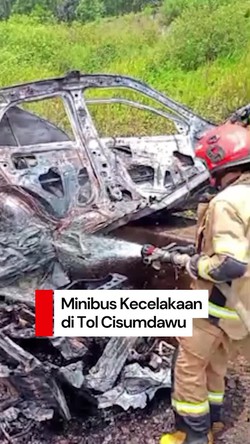 Video Minibus Kecelakaan-Terbakar di Tol Cisumdawu, Sopir Tewas