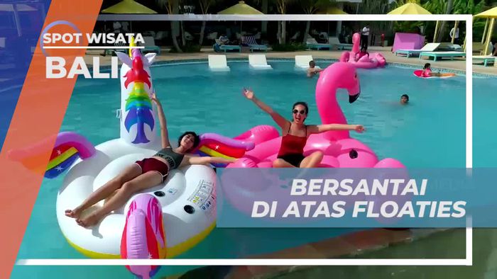 Bersantai di Atas Floaties di Beach Club yang Menyenangkan di Bali