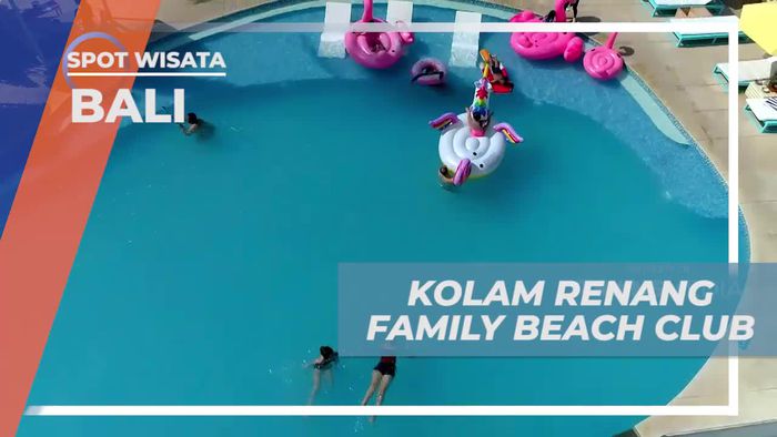 Mendengarkan Musik dan Menari di Kolam Renang Beach Club di Bali
