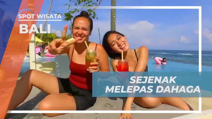 Menikmati Kesegaran Minuman di Pantai yang Indah di Bali