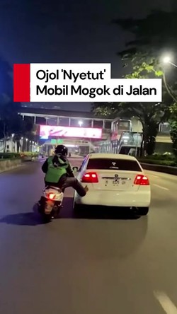 Video Aksi Ojol Dapat Orderan Nyetut Mobil Mogok di Jakarta