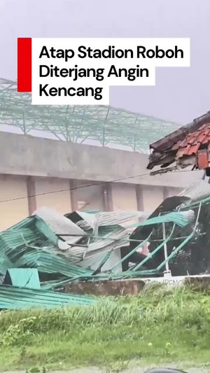 Video Detik-detik Atap Stadion Gelora Penataran Blitar Roboh Diterpa Angin
