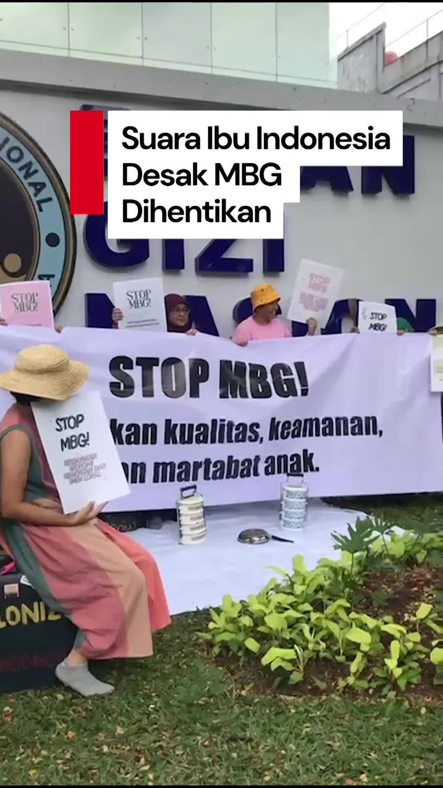 Video Suara Ibu Indonesia di Kantor BGN: Setop Makanan Beracun untuk Rakyat! Video Suara Ibu Indonesia di Kantor BGN: Setop Makanan Beracun untuk Rakyat!